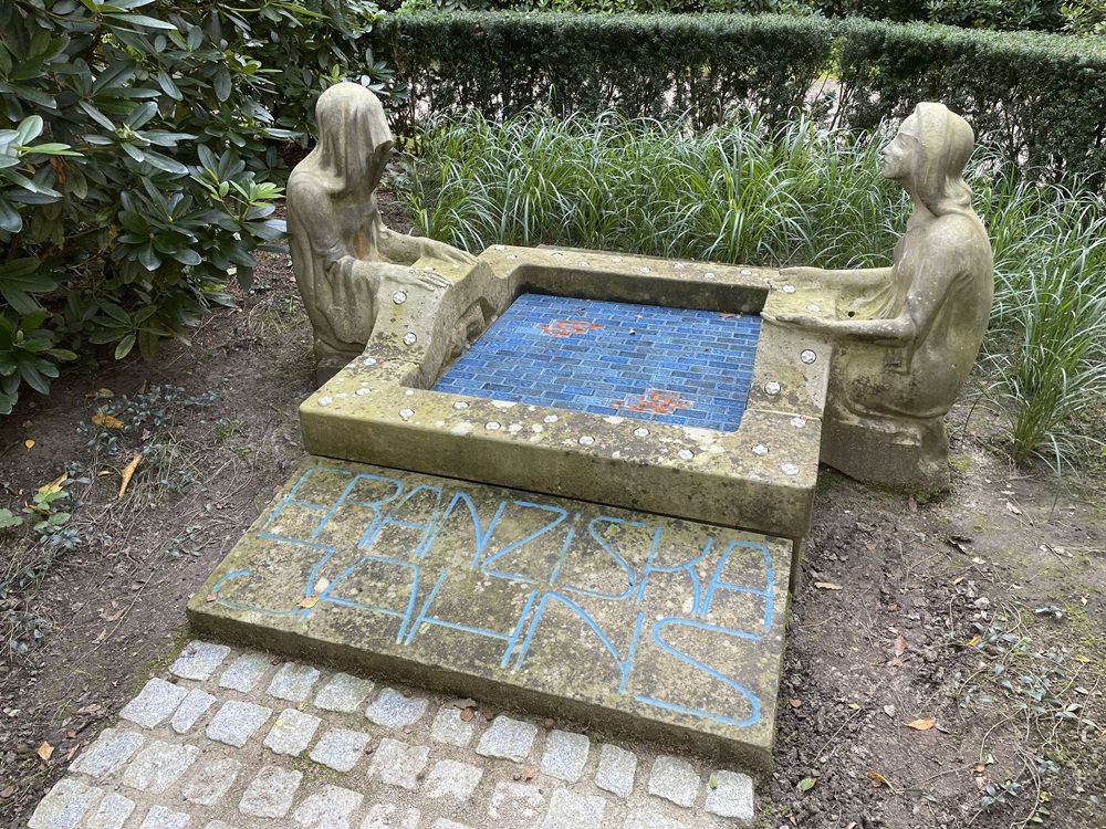 Grabmal mit zwei sich gegenübersitzenden Figuren