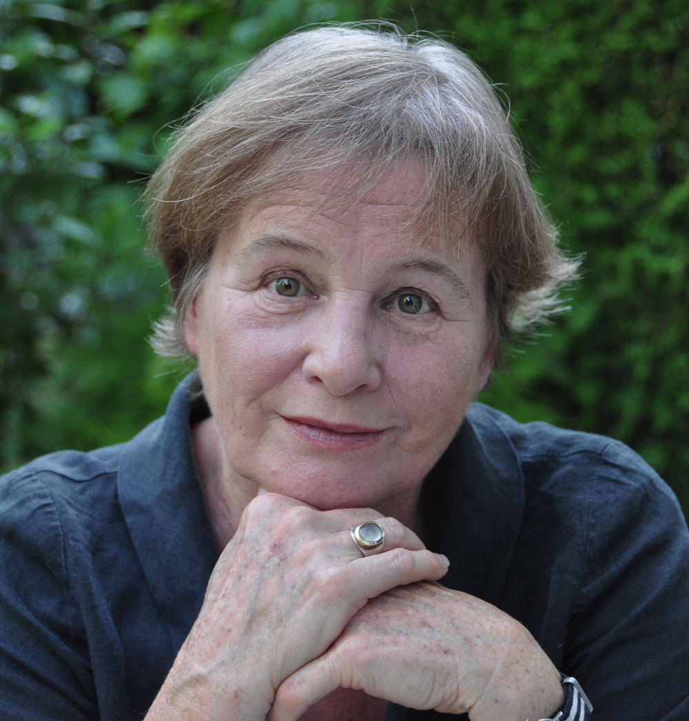 Dame guckt freundlich in die Kamera