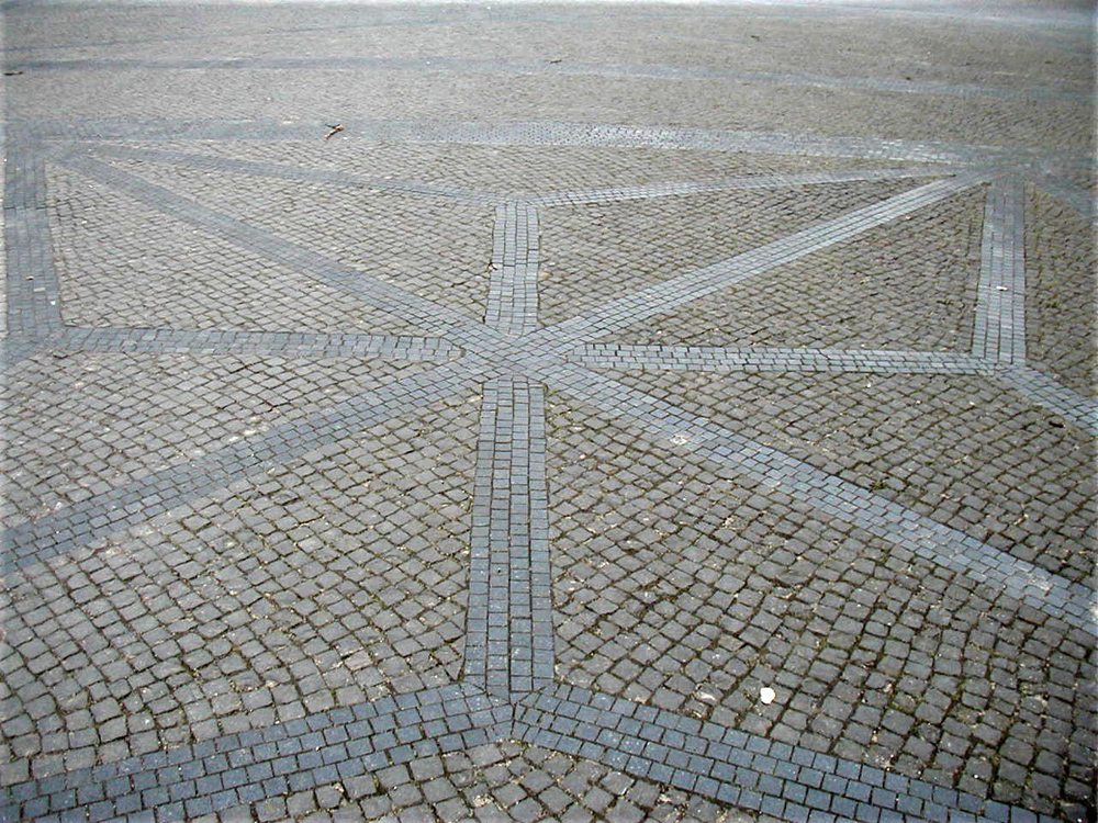 Platz mit einem Mosaikstern
