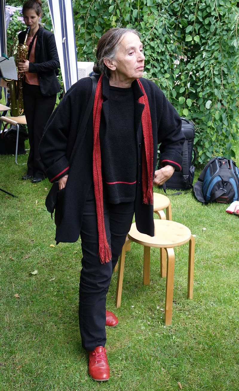 Frau geht