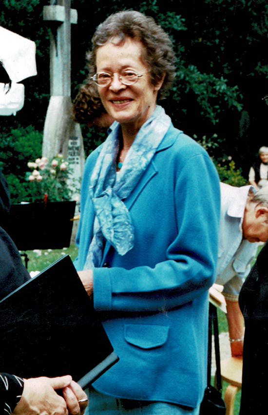 Frau mit Brille lächelt in die Kamera